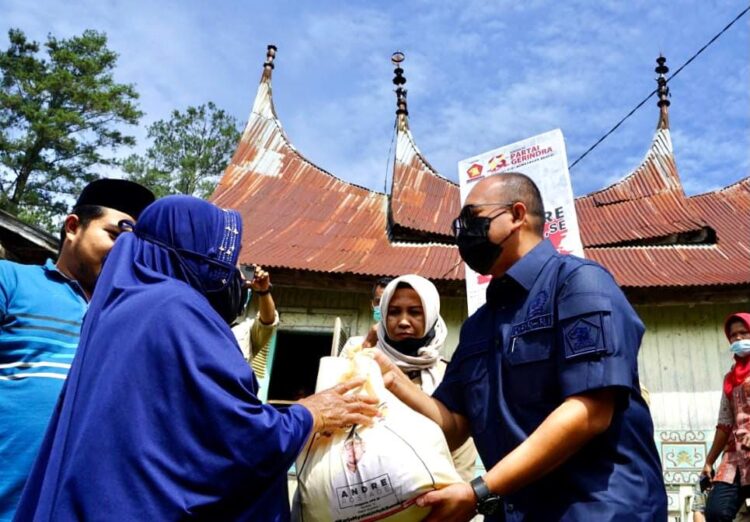 Andre Rosiade membagikan sembako untuk warga Nagari Lawan Mandahiling, Kecamatan Salimpaung, Kabupaten Tanahdatar jelang diberlakukannya PPKM di sejumlah daerah di Sumbar.