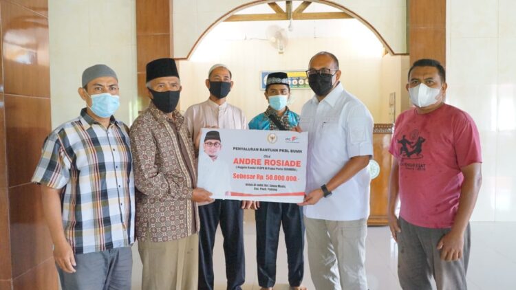 Anggota DPR RI Andre Rosiade menyerahkan bantuan untuk Masjid Al Jadid, Koto Panjang, Kelurahan Limau Manis, Kecamatan Pauh, Padang.