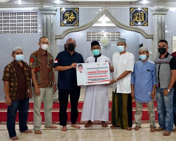 Alhamdulilah, Mushalla Ramadhan Ulu Gadut Terima Bantuan Andre Rosiade 1 Anggota DPR RI Andre Rosiade menyerahkan bantuan untuk pembangunan Mushalla Darussalam, Ulu Gadut, Limaumanis Selatan, Kecamatan Pauh, Kota Padang.