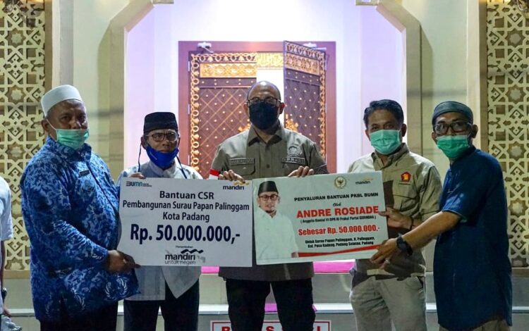 Alhamdulillah, Surau Papan Palinggam Dapat Bantuan Andre Rosiade 1 Andre Rosiade menyerahkan bantuan untuk pembangunan Surau Papan Palinggam, Padang Selatan, Kota Padang.