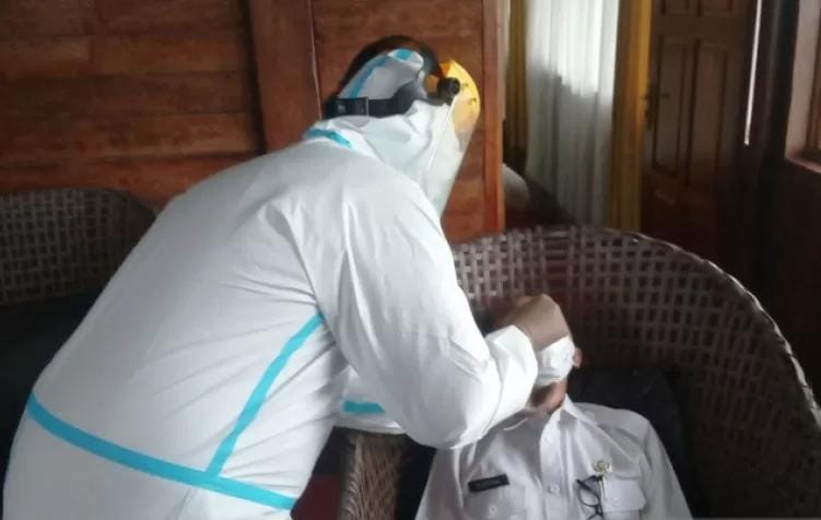 Dua Tenaga Kesehatan Positif Vovid-19, Puskesmas Balai Ahad Agam Ditutup 1 Pengambilan sampel swab.