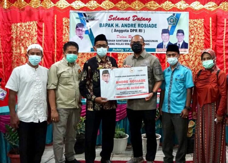 Anggota DPR RI Andre Rosiade menyerahkan bantuan pembangunan gedung MIN 7 Kota Padang.
