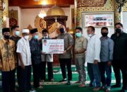 Andre Rosiade Salurkan Bantuan untuk Masjid Nurul Huda Parupuk Tabing, Padang