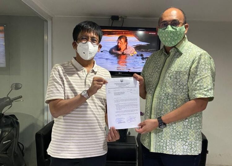 Sinyal Masuk ke Daerah Terpencil Sisawah, Dirut Telkomsel: Karena Aspirasi Andre Rosiade 1 Anggota DPR RI Andre Rosiade menyerahkan surat permohonan pendirian tower di Sisawah, Sijunjung kepada Direktur Network Telkomsel Hendri Mulya Syam yang kini menjadi Dirut Telkomsel, Oktober 2020.