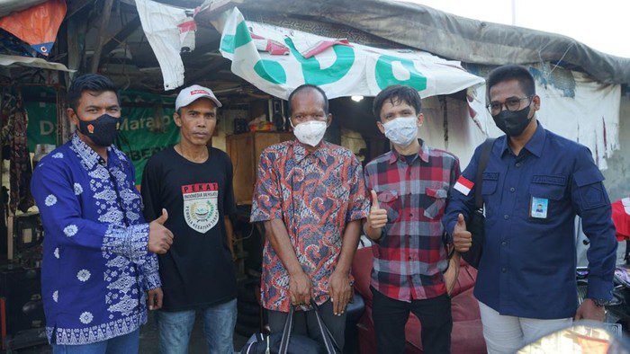 Pria yang Tidur di Trotoar Jakarta Diantarkan Andre Rosiade ke Padang, Bakal Diberikan Modal Usaha 1 Tim Andre Rosiade mengantarkan Ujang (47) yang sempat ditemukan tidur di trotoar Jakarta ke Kota Padang, Sabtu (24/7).