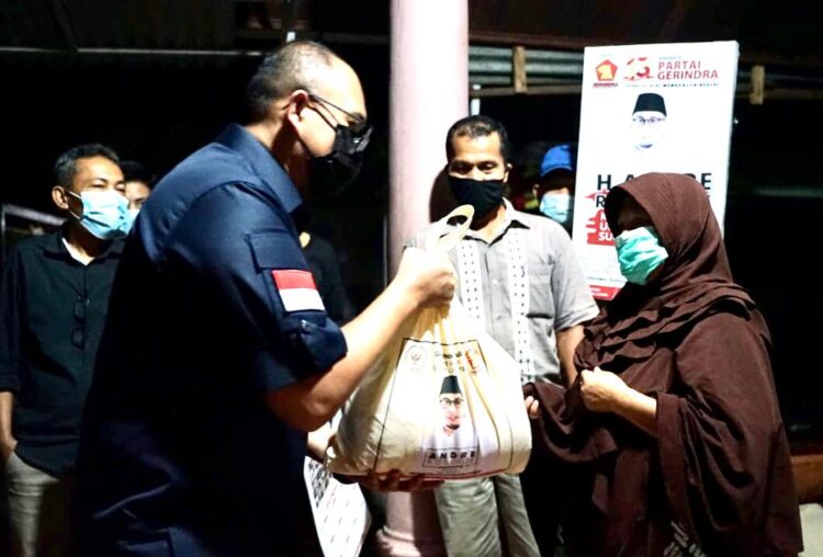 Anggota DPR RI Andre Rosiade secara rutin membagikan sembako untuk warga Sumbar.