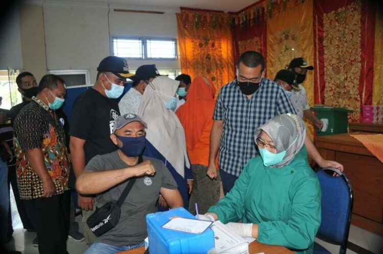 Wagub Sumbar: Kabupaten Kota Sudah Menjerit Kehabisan Vaksin 1 Wakil Gubernur Sumatra Barat Audy Joinaldy saat meninjau vaksinasi di Kantor Camat Padang Utara, Sabtu (17/7/2021).
