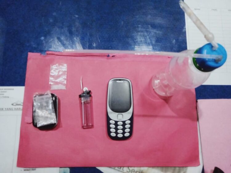 Karena Sabu, Ibu Rumah Tangga Ditangkap Satnarkoba Polresta Padang 1 Inilah barang bukti yang diamankan dari IRT dengan inisial RM (33) warga Seberang Palinggam,Kecamatan Padang Selatan, Padang.