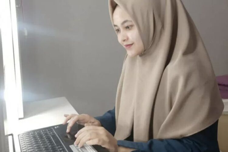 Seorang petugas BPJS Kesehatan Cabang Solok siap melayani layanan daring di masa PPKM Darurat.