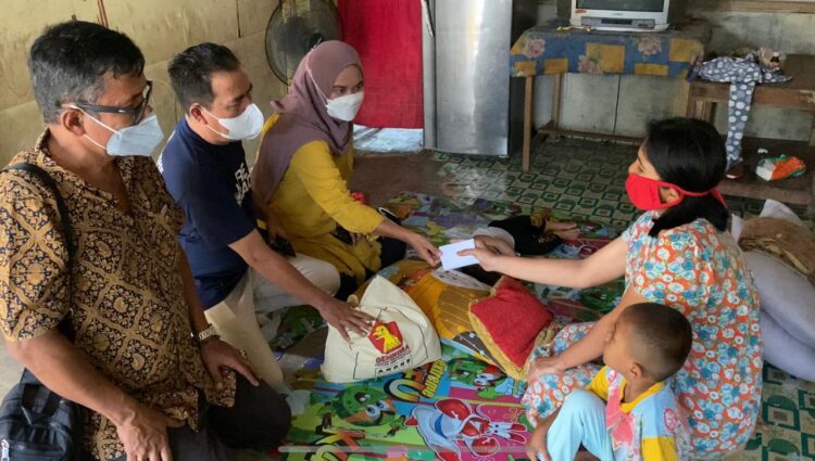 Dengar Info Balita Tersiram Minyak Panas di Nangggalo Padang, Andre Rosiade Kirimkan Bantuan 1 Tim Partai Gerindra Sumbar menyerahkan bantuan dari Andre Rosiade kepada Pitri Yanti untuk pengobatan anaknya Kenzo yang tersiram minyak panas.