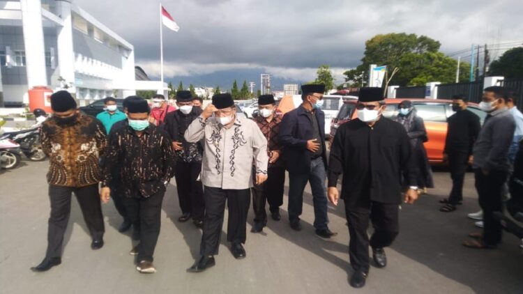 Bupati Agam Pimpin Upacara Pelepasan Jenazah Indra Dt Baradai 1 Bupati Agam Andri Warman dan rombongan saat melepas Indra Dt Badarai.