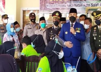 Pantau Vaksinasi Massal, Bupati Dharmasraya Tegaskan Vaksin Bukan Obat COVID-19
