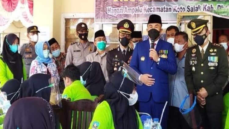 Bupati Dharmasraya, Sutan Riska Tuanku Kerajaan saat giat monitoring vaksinasi massal bersama unsur Forkopimda setempat pada Kamis (1/7/2021) yang kali ini dipusatkan di Kecamatan Koto Salak.