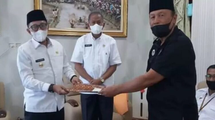 Bupati Tanah Datar, Eka Putra saat penyerahan sertifikat tanah masyarakat.