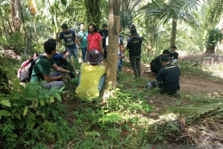 Petugas KSDA Agam dan Polres Agam sedang berada di lokasi kawasan hutan Cagar Alam Maninjau, Kamis (8/7).