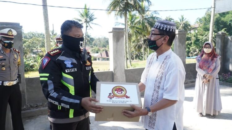 Dirlantas Polda Sumbar serahkan bantuan di Hari Raya Kurban.