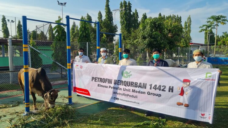 Berbagi Kebahagiaan Idul Adha, Elnusa Petrofin Tebar 4.500 Paket Daging Kurban 1 Elnusa Petrofin bagi hewan kurban.