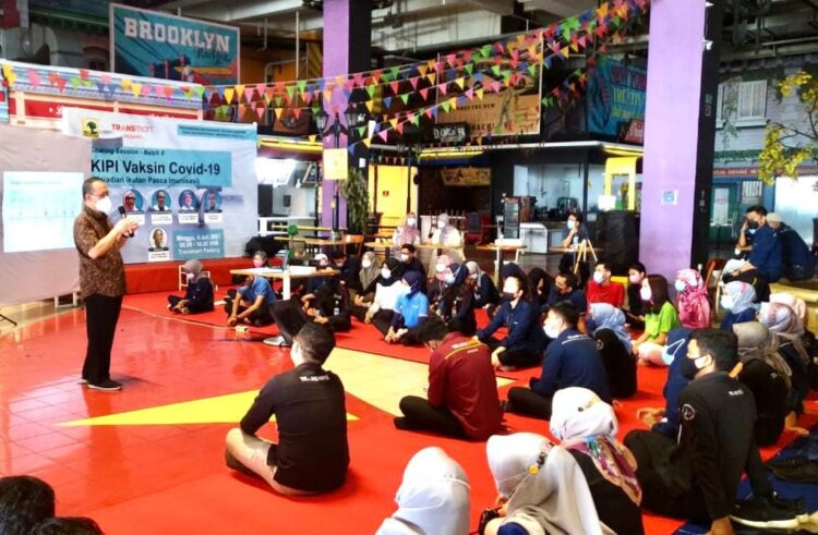 Tim Bagian Anatomi Fakultas Kedokteran Padang melakukan edukasi vaksinasi Covid-19 di Transmart Padang, Minggu (4/7).