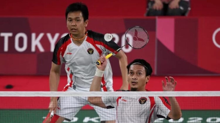 Ganda putra Indonesia Mohammad Ahsan (kanan) dan Hendra Setiawan mengembalikan kok ke arah ganda putra Korea Solgyu Choi dan Seungjae Seo dalam penyisihan Grup D Olimpiade Tokyo 2020 di Musashino Forest Sport Plaza, Tokyo, Jepang, Selasa (27/7/2021). (Antara)