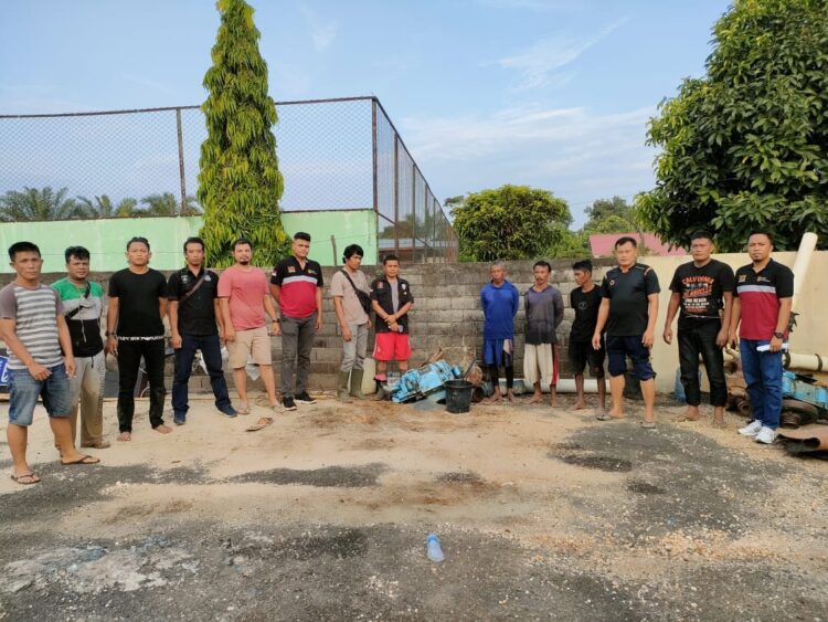 Tiga Penambang Emas Ilegal Diciduk Polisi di Dharmasraya 1 Pelaku tambang ilegal di Dharmasraya diciduk polisi.