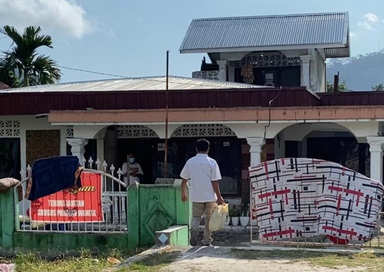 Keluarga yang sedang isolasi mandiri Rijal IC mendapatkan sembako dari anggota DPR RI Andre Rosiade.