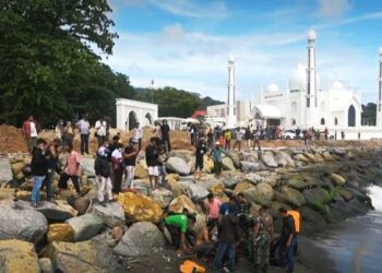 Seorang Bocah Meninggal Diseret Ombak di Pantai Padang, Evakuasi Dramatis