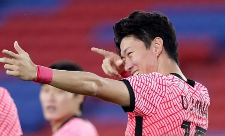 Pemain Korea Selatan Uijo Hwang merayakan gol ketiganya ketika laga melawan Honduras di pertandingan ketiga Grup B Olimpiade Tokyo 2020 cabang sepak bola putra di Stadion Yokohama, Jepang, Rabu (28/7/2021). (ANTARA/REUTERS/Hannah Mckey/aa)