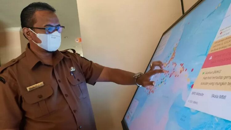 Keren! Padang Pariaman Mulai Operasikan Sistem Informasi Gempa dan Tsunami dari BMKG 1 Kepala Pelaksana Badan Penanggulangan Bencana Daerah Kabupaten Padang Pariaman, Sumbar Budi Mulya melihat monitor yang memperlihatkan kondisi gempa terkini di seluruh Indonesia melalui Warning Recever Sistem (WRS) di Kantor BPBD setempat, Sungai Sariak, Senin. (Antara/Aadiaat M. S. )