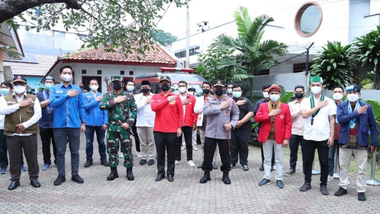 Kapolri, Menkes dan Panglima TNI bersama mahasiswa.