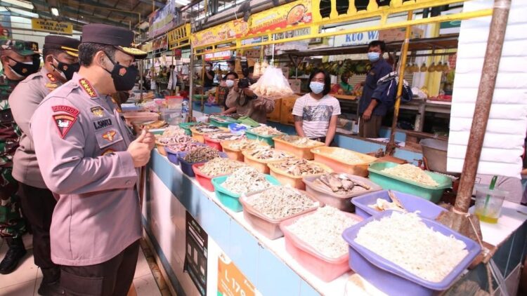 Tinjau Pasar Modern BSD, Kapolri Ingin Prokes Tetap Dijalankan agar Level PPKM Turun 1 Kapolri cek kesiapan sembako dan prokes di Pasar Modern BSD.