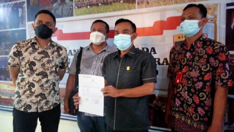Ketua DPRD Kabupaten Solok saat melaporkan kasus pencemaran nama baik yang dilakukan Bupati Epyardi Asda ke Polda Sumbar.