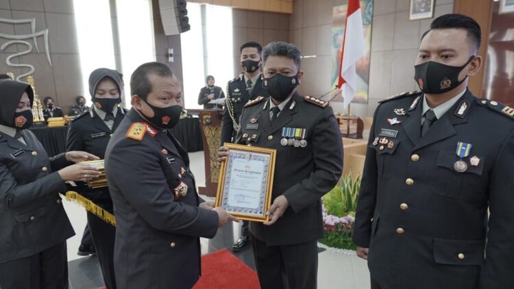 Kombes Yofie dapat penghargaan dari Kapolda.