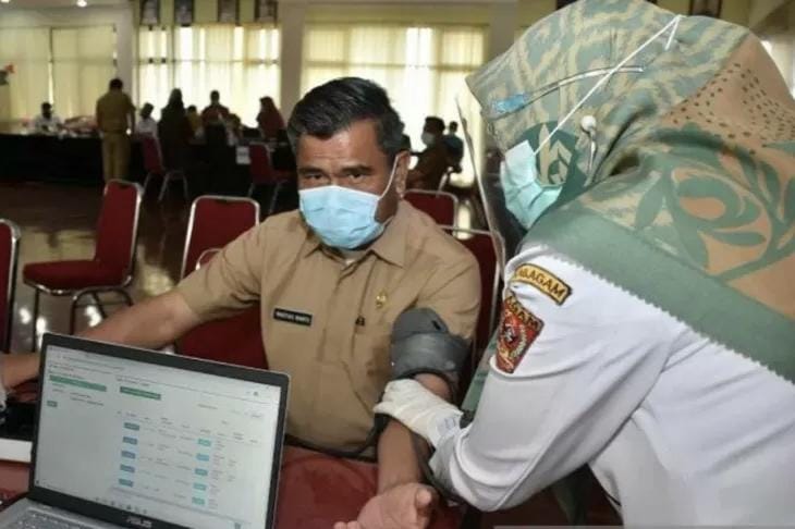 Hari ini, 59 Orang Warga Agam Terkonfirmasi Positif Covid-19 1 Ketua Satgas Percepatan Penanganan COVID-19 Agam, Martias Wanto sedang divaksin