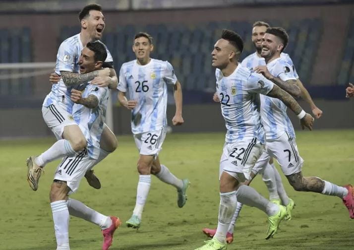 Lionel Messi Bawa Argentina ke Semifinal Copa America usai Kalahkan Ekuador 3-0 1 Kapten timnas Argentina Lionel Messi (kiri) melakukan selebrasi dengan rekan setimnya setelah mencetak gol ke gawang Ekuador di perempat final Copa America 2021 di Olympic Stadium, Goiania, Brasil pada 4 Juli 2021