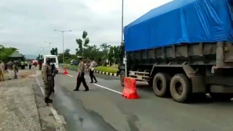 PPKM Darurat pada Tiga Daerah di Sumbar, Ini Syarat Masuk ynag Wajib Dipatuhi 1 Pos penyekatan PPKM di perbatasan Kota Padang.
