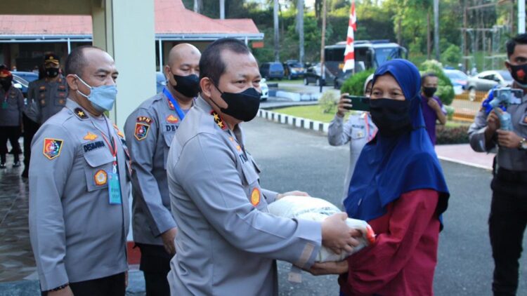 Kapolda Sumbar serahkan bantuan sembako pada masyarakat.