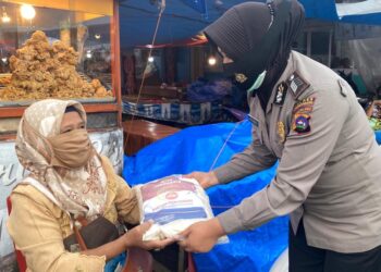 Polres Padangpanjang Bagikan Sembako kepada Warga Terdampak Covid-19