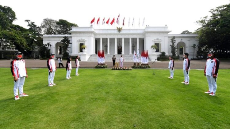 Dengan Prokes Ketat, Presiden Jokowi Lepas Atlet Indonesia ke Olimpiade Tokyo 2021 1 Presiden Jokowi pada Upacara Pelepasan Tim Indonesia Menuju Olimpiade Tokyo Tahun 2021, Kamis (08/07/2021), di Halaman Istana Merdeka, Jakarta. (Foto: BPMI Setpres/Lukas)