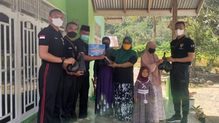 Personel dari Rutan Kelas II B Padang menyerahkan bantuan hewan kurban untuk masyarakat di sekitar Rutan.