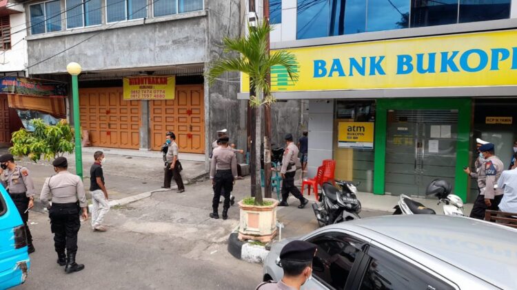 Satgas Nusa Polda Sumbar lakukan pemeriksaan prokes.