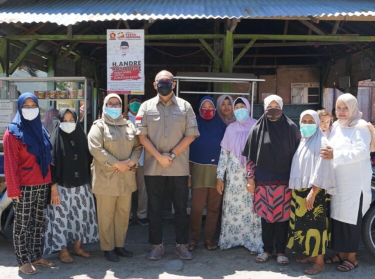 Anggota DPR RI Andre Rosiade berfoto bersama warga Pauh Kuraii Taji, Kota Pariaman, di sela-sela ratusan paket pembagian sembako. 