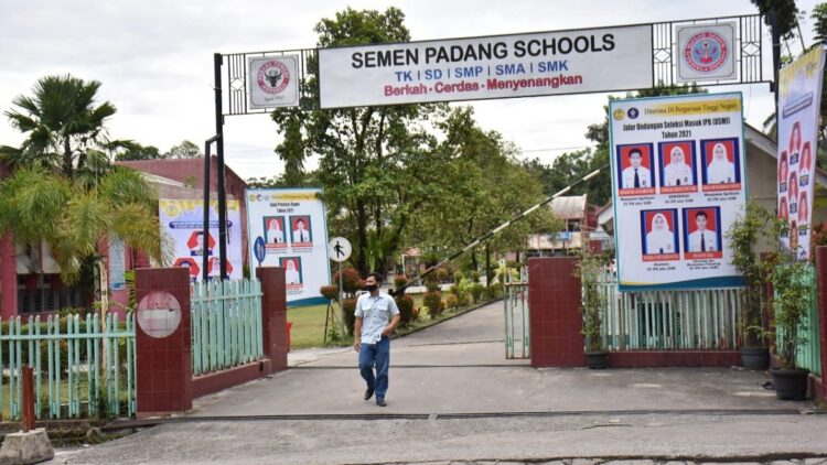 Komplek sekolah Semen Padang.