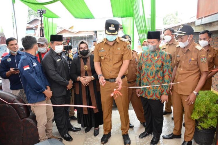 Bupati Sijunjung Resmikan BUMNag Beringin Gadang, Bisnisnya Advertising 1 Bupati Sijunjung Benny Dwifa Yuswir meresmikan Badan Usaha Milik Nagari (BUMNag) Baringin Gadang di Jalan Sumatera Jorong Tapi Balai, Nagari Padang Sibusuk, Kecamatan Kupitan, Senin (5/7).