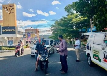 Bantu Pemberantasan Covid-19, Almaisyar Turunkan Ambulans dan Bagikan Masker Gratis di Pusat Kota Payakumbuh