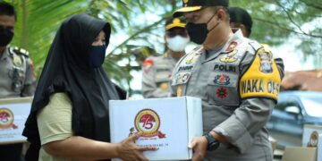 Polisi Peduli, Polda Sumbar Salurkan Sembako pada Masyarakat terdampak PPKM Darurat