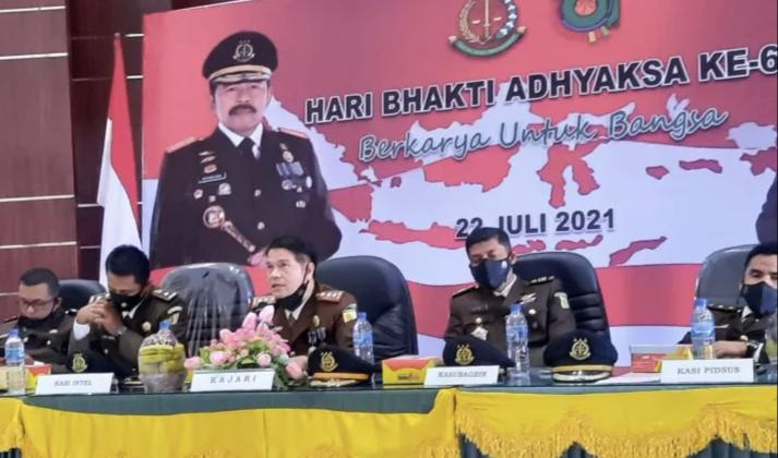 Tiga Kasus Korupsi Dana Desa di Kota Pariaman sedang Diusut Kejari 1 Kepala Kejari Pariaman, Sumbar, Azman Tanjung (tengah) saat jumpa pers pada peringatan Hari Bhakti Adhyaksa ke-61 di Pariaman, Kamis (22/7).