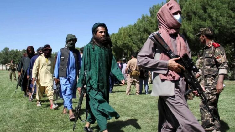 Misi AS berakhir 31 Agustus, Afghanistan akan Tentukan Nasib Sendiri 1 Anggota taliban serahkan senjata ke Afghanistan.