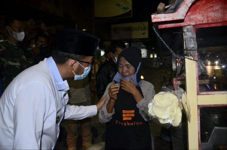 Terdampak PPKM Darurat, Wako Padang Hendri Septa Bagikan 2.600 Paket Beras 1 Wali Kota Padang Hendri Septa langsung memberikan bantuan beras bagi masyarakat Kota Padang yang ditengarai ikut terdampak secara ekonomi atas kebijakan tersebut.
