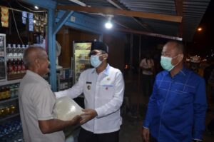 Terdampak PPKM Darurat, Wako Padang Hendri Septa Bagikan 2.600 Paket Beras 2 bagi beras 2