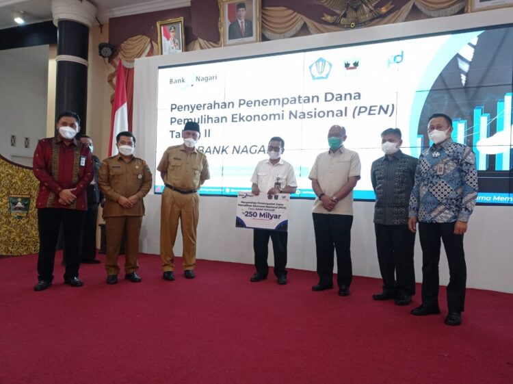 DUKUNG UMKM-Gubernur Sumbar Mahyeldi menerima dana PEN 2021 untuk mendukung sektor UMKM melalui Kepala Kanwil DJPb Sumbar Heru Pudyo Nugroho disaksikan Dirut Bank Nagari M Irsyad, Ketua DPRD Sumbar Supardi dan lainnya.